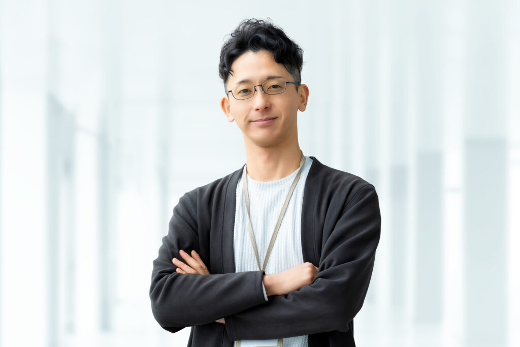 腕組みをする男性ビジネスマン