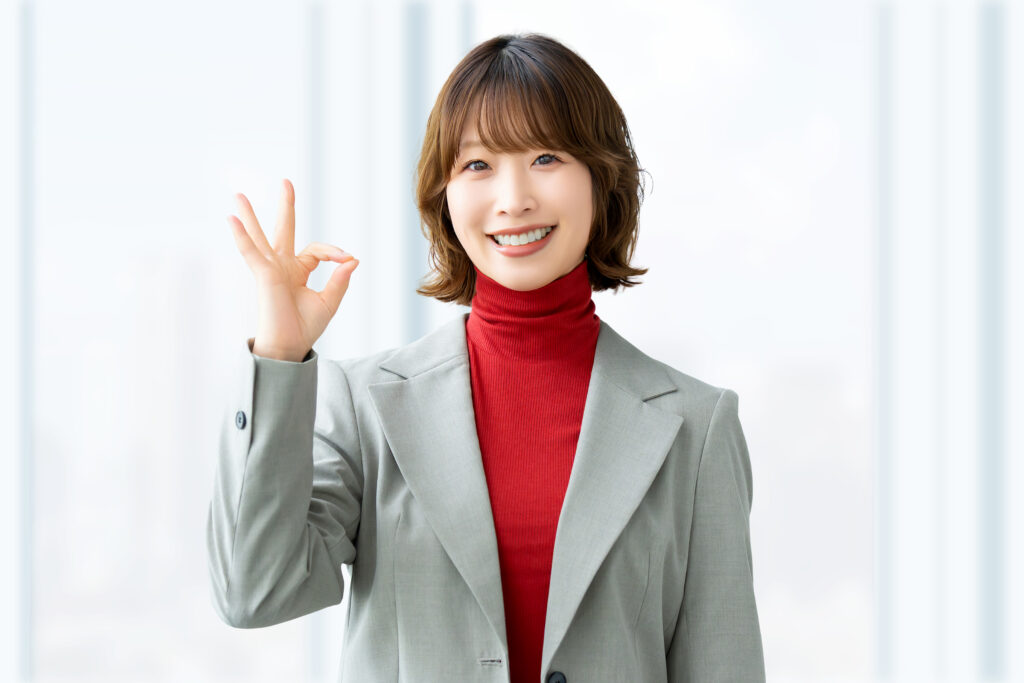 OKポーズをする女性・ビジネスウーマン