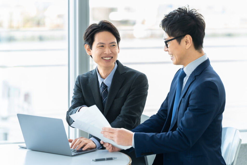 打ち合わせをする2人の男性ビジネスマン