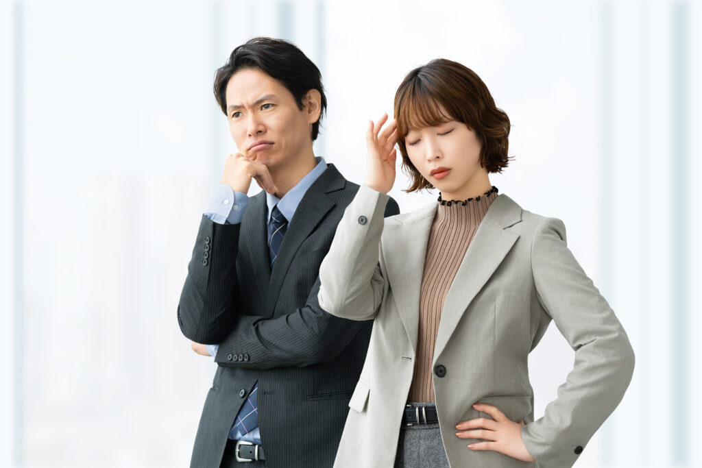  考えごとをする男女2人のビジネスマン