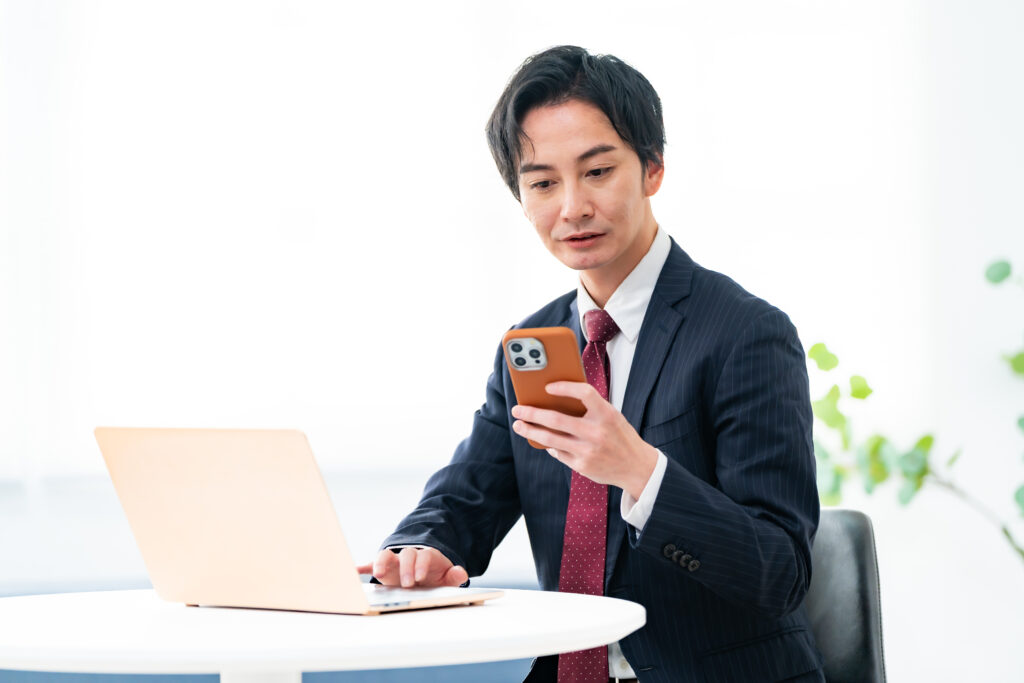 パソコン作業をする男性