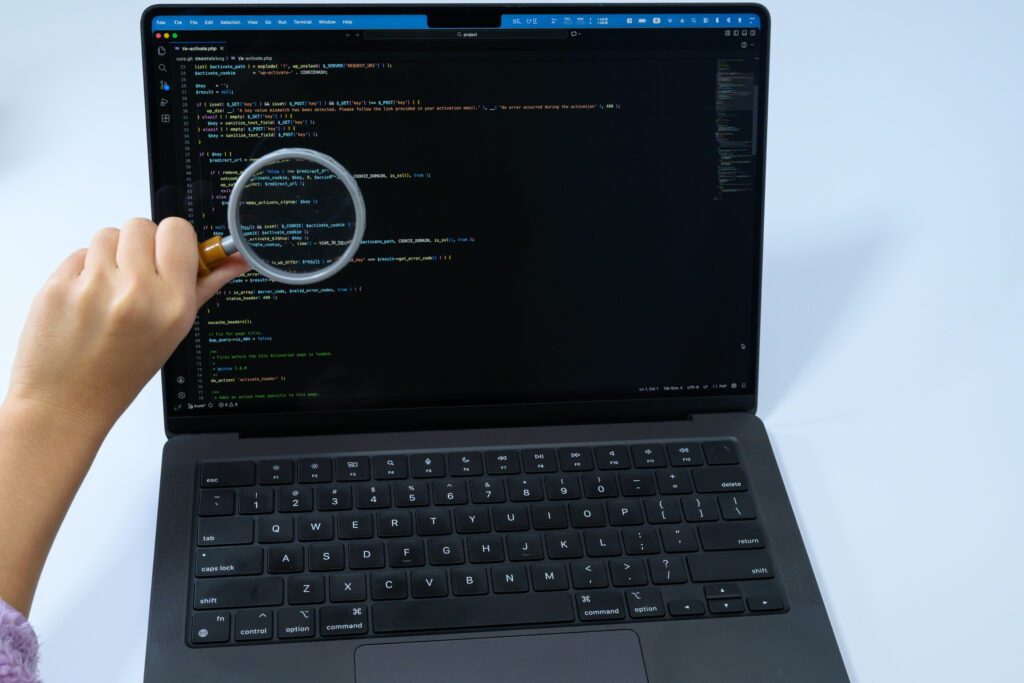 ソースコードを虫眼鏡で精査するエンジニア