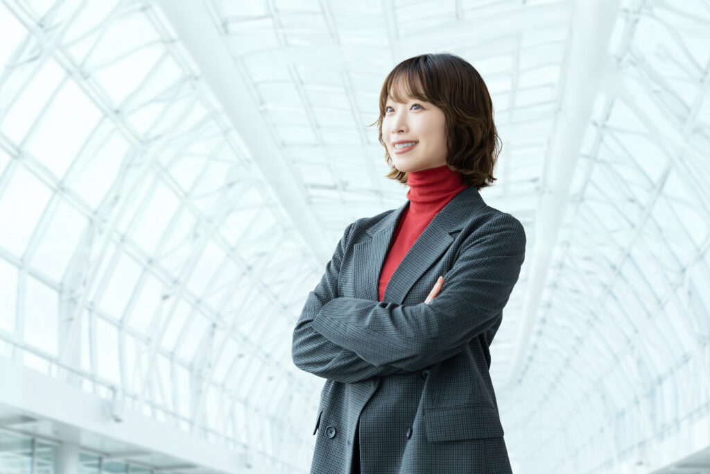 腕を組んで微笑む女性・ビジネスウーマン