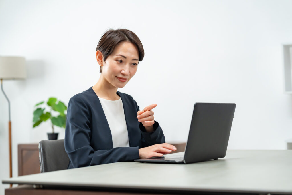 仕事をする女性