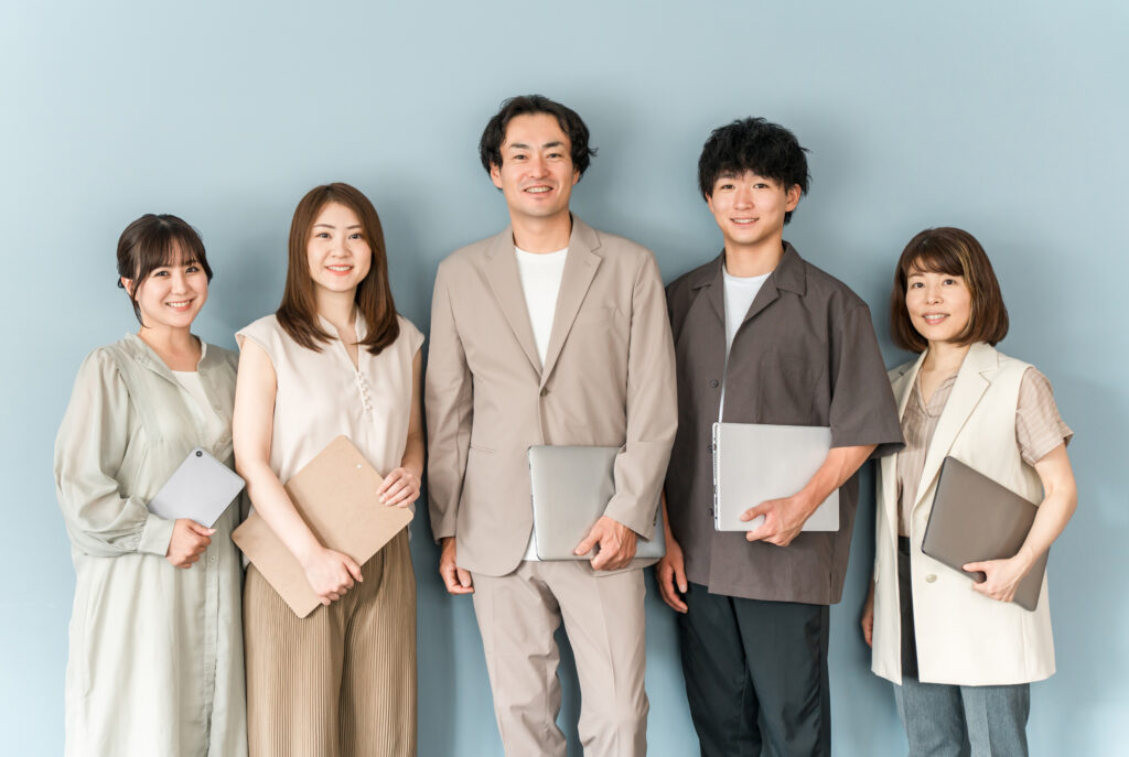 会社のオフィスにいる男女