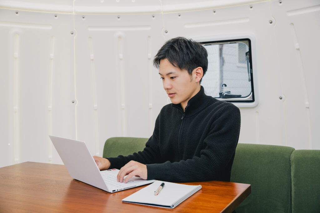 レンタルスペースでパソコンを操作する男性