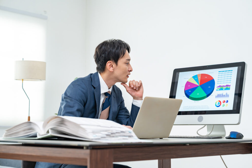 グラフを見る男性
