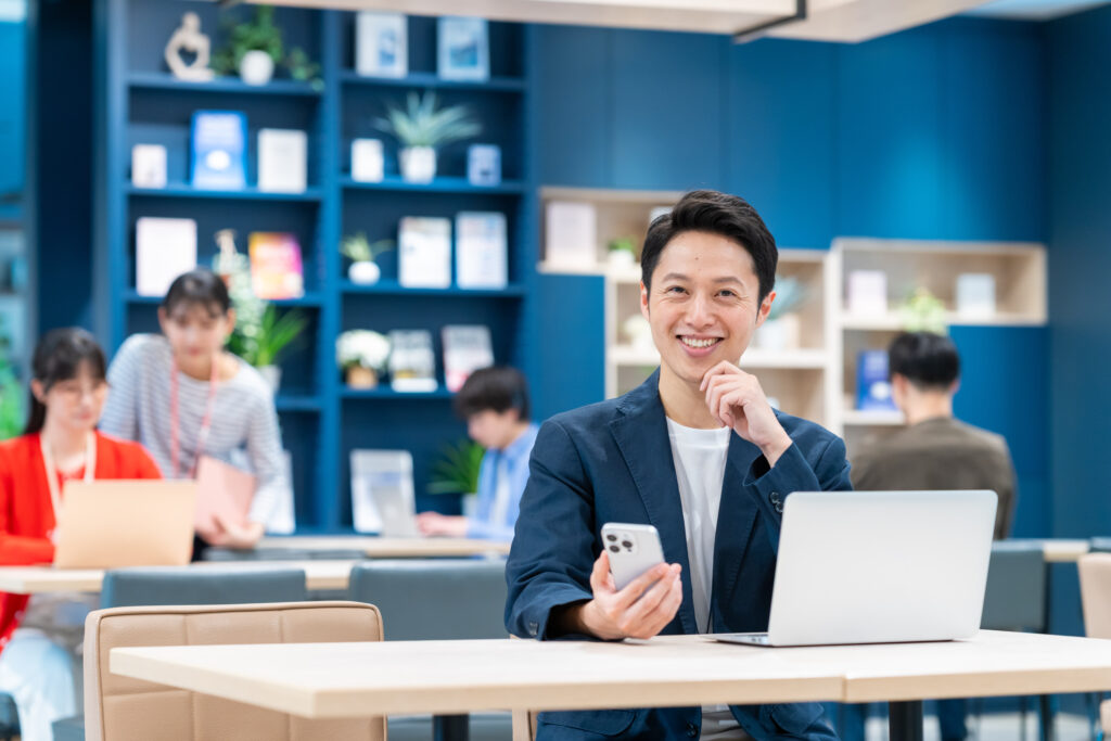 オフィスで働くミドルのエンジニア