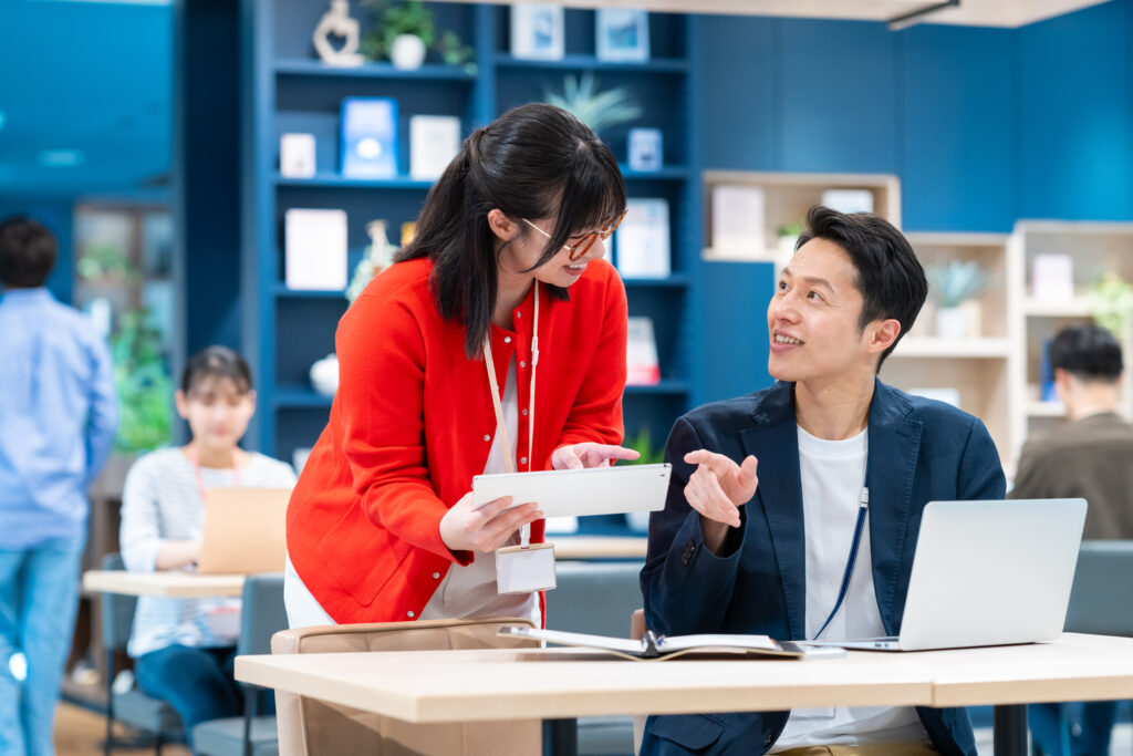 オフィスで働くエンジニア