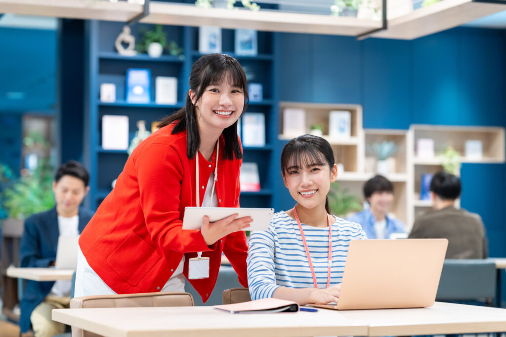 オフィスで働くエンジニアの女性