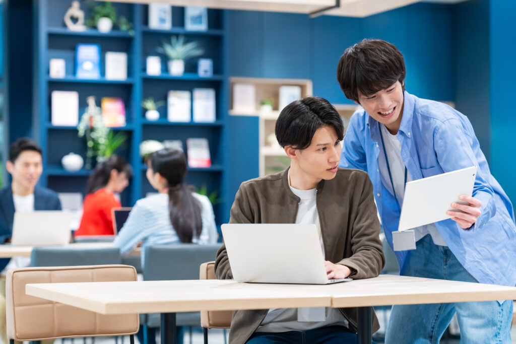 オフィスでミーティングをするエンジニア