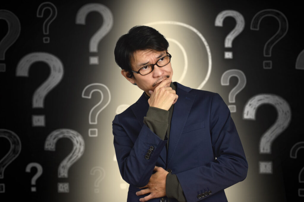 考え込むビジネスマン