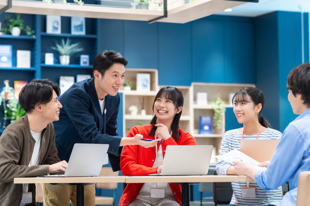 オフィスで会議をするエンジニア