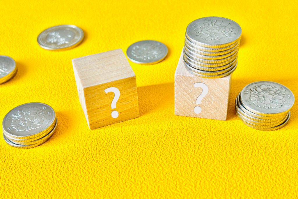  はてなマークの積み木とコイン