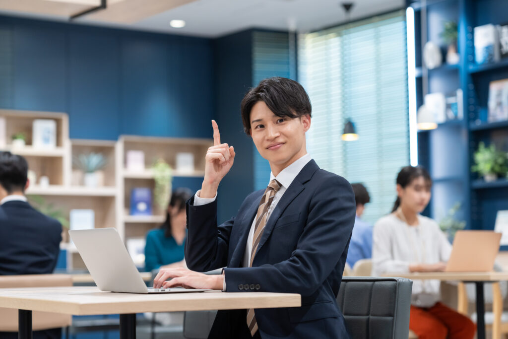 オフィスで働く若いビジネスマン