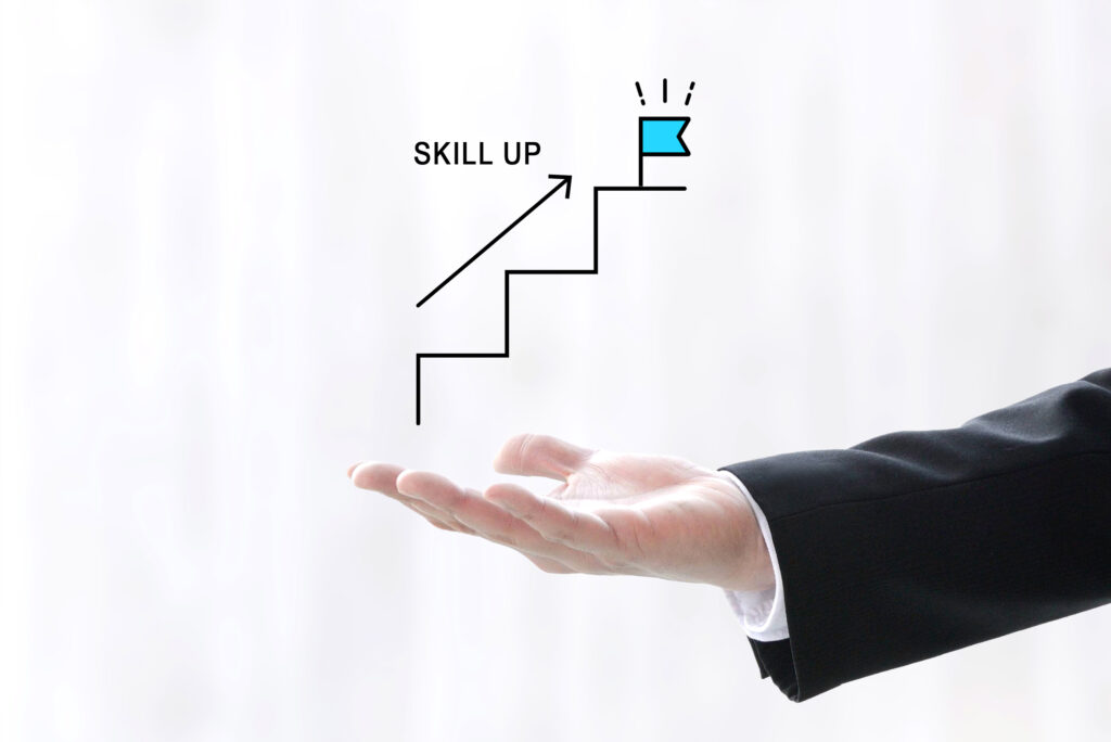 スキルアップの階段を掲げるビジネスマン