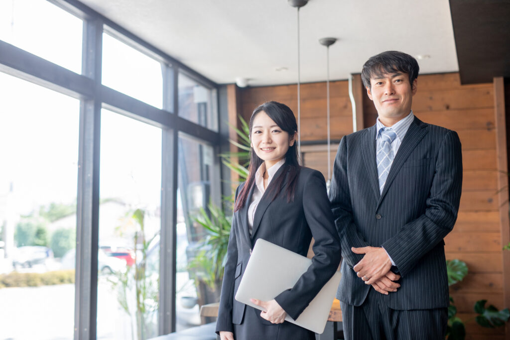男女のビジネスパーソン