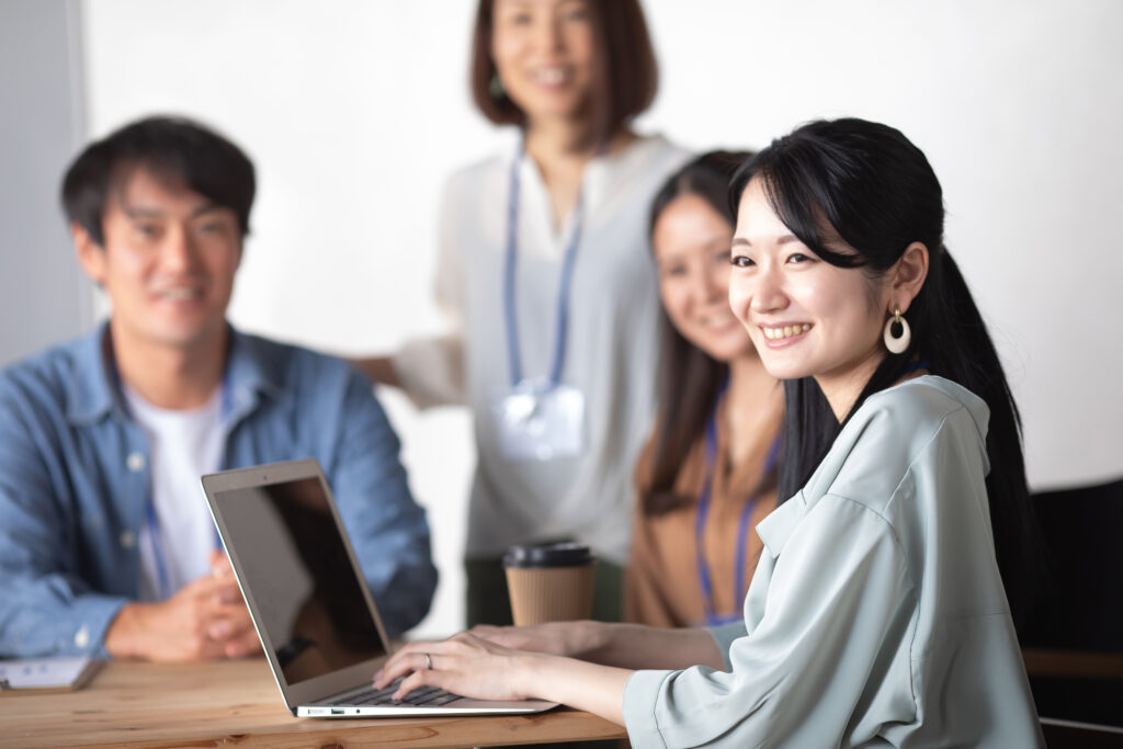 オフィスで仕事するビジネスウーマン