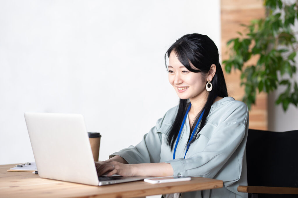オフィスでパソコンを使うビジネスウーマン
