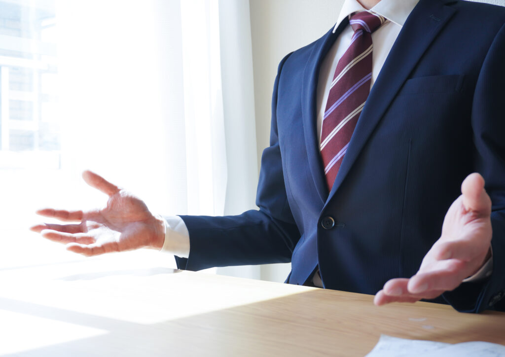 語りかけるビジネスマン