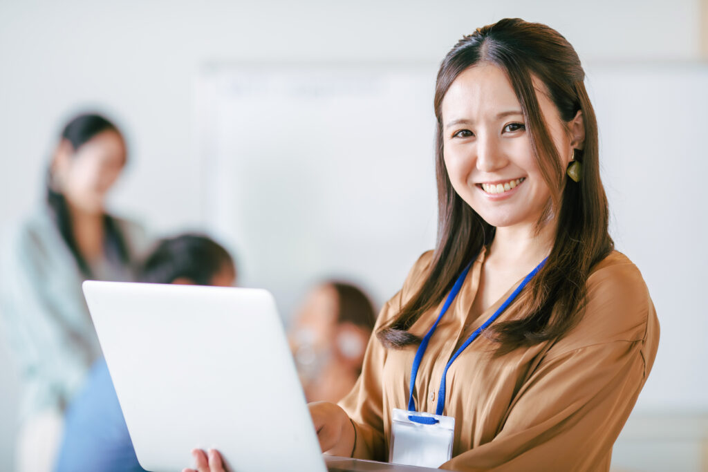 ノートパソコンを使うビジネスウーマン