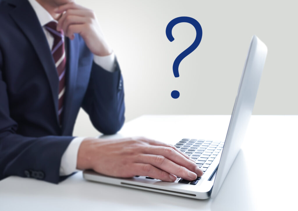 PC操作するビジネスマンとはてな