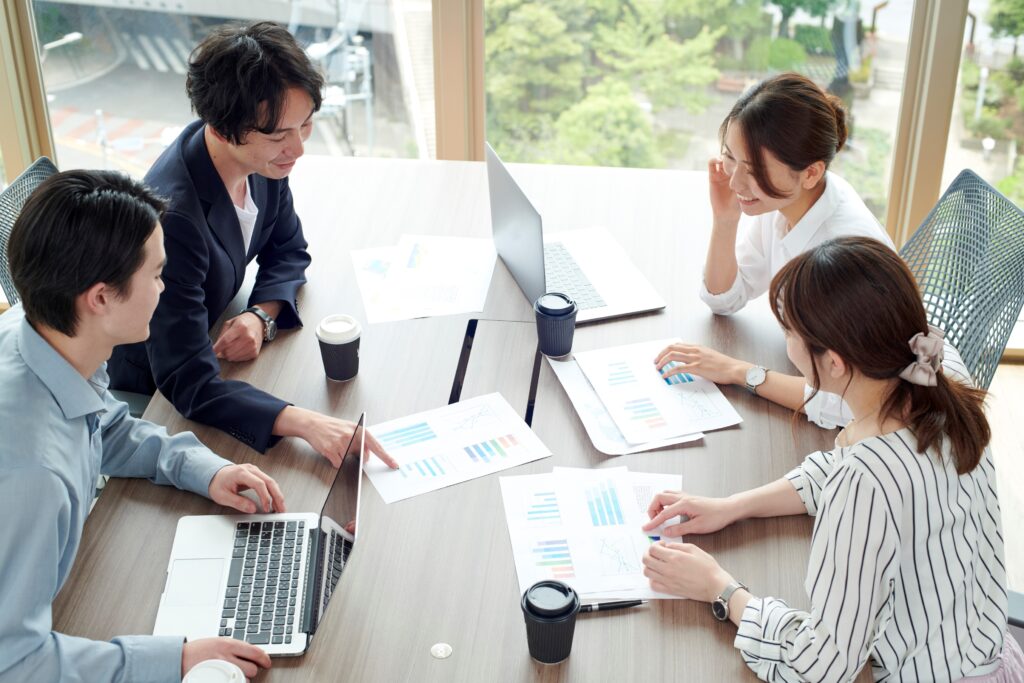 会議する4人の男女
