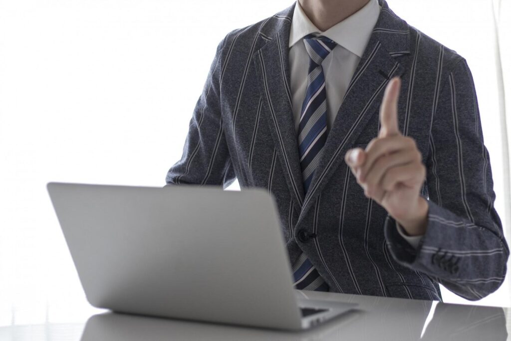 人差し指を立てているビジネスマン