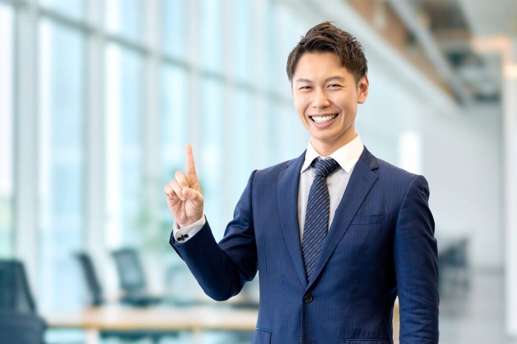 人差し指を立てている男性