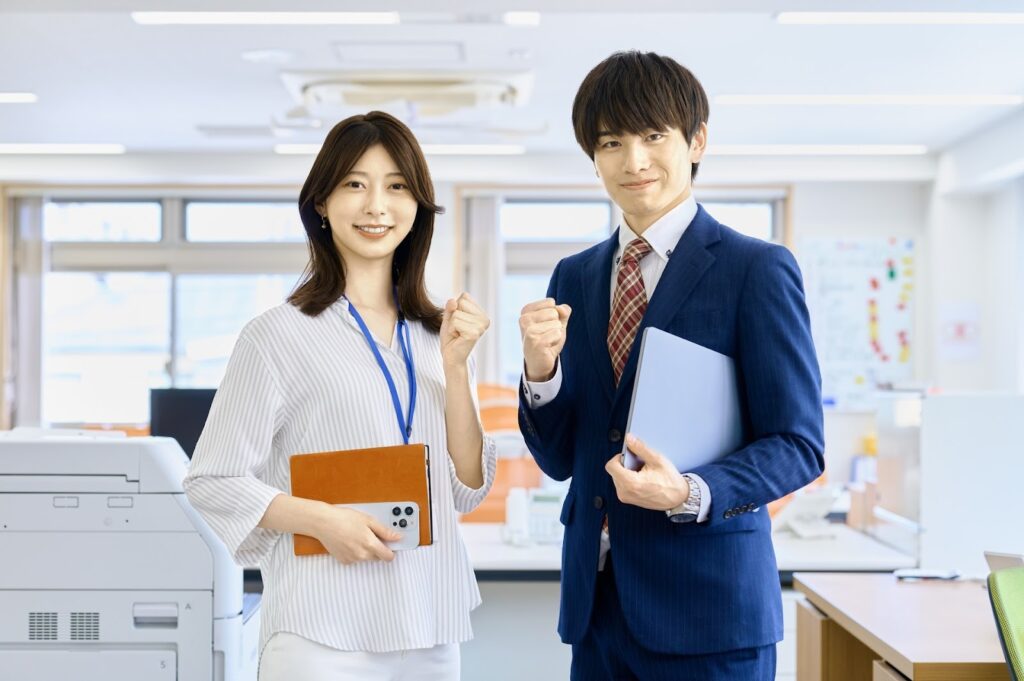 ガッツポーズをする男性と女性