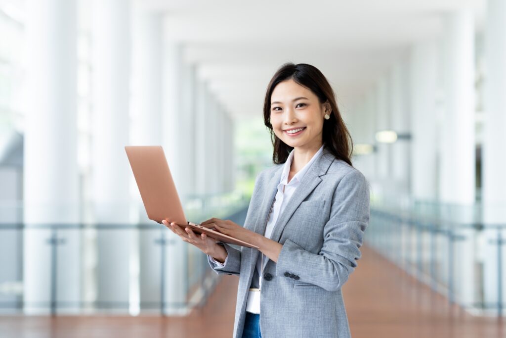 オフィスで働く女性