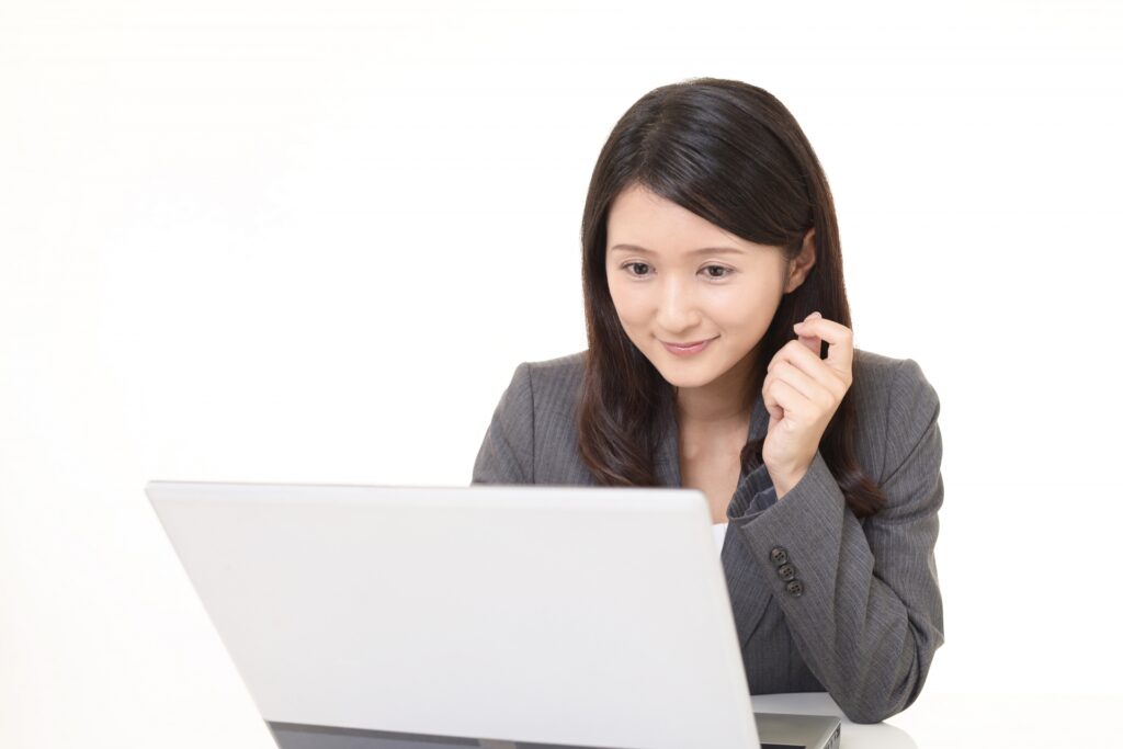 パソコン操作をする女性