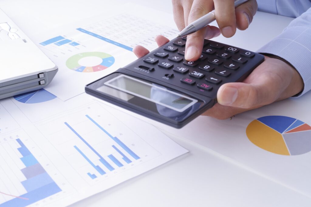 電卓でビジネス関係の計算をしている男性
