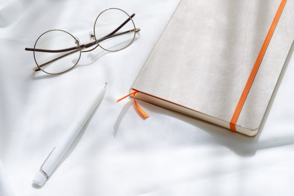 ノートとメガネ