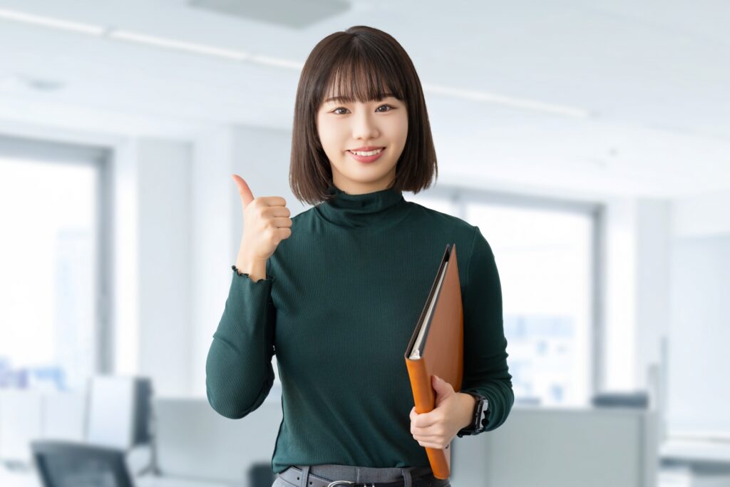 いいねのポーズをする若いビジネスウーマン