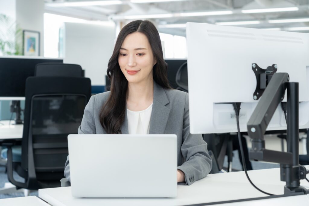 仕事中の女性