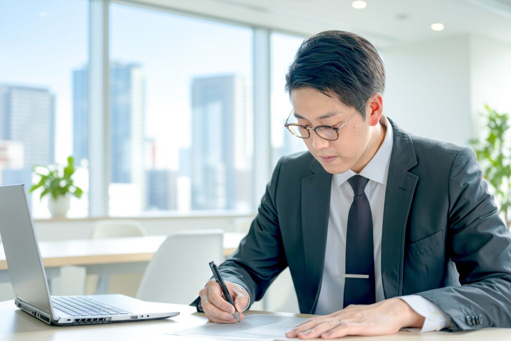 メモをとるビジネスマン