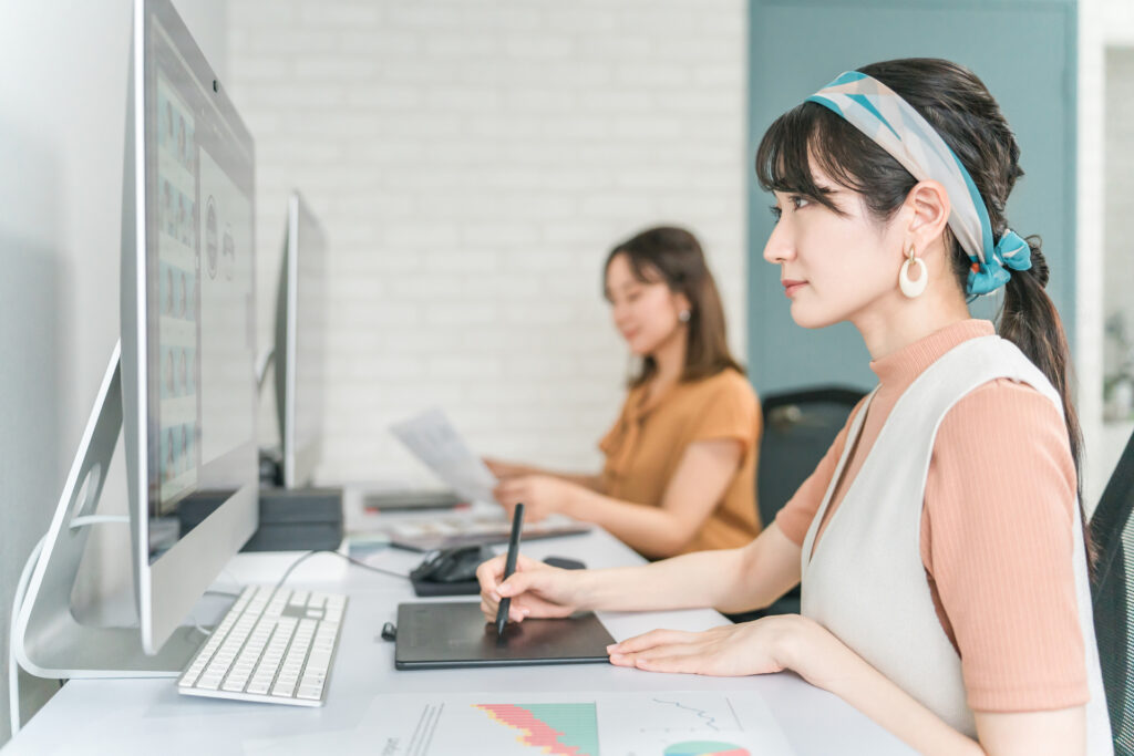 画像編集・レタッチの仕事をする女性