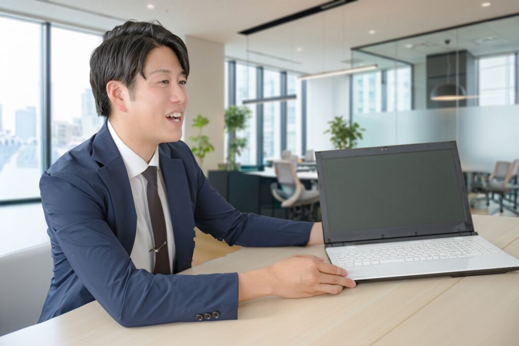 説明するビジネスマン