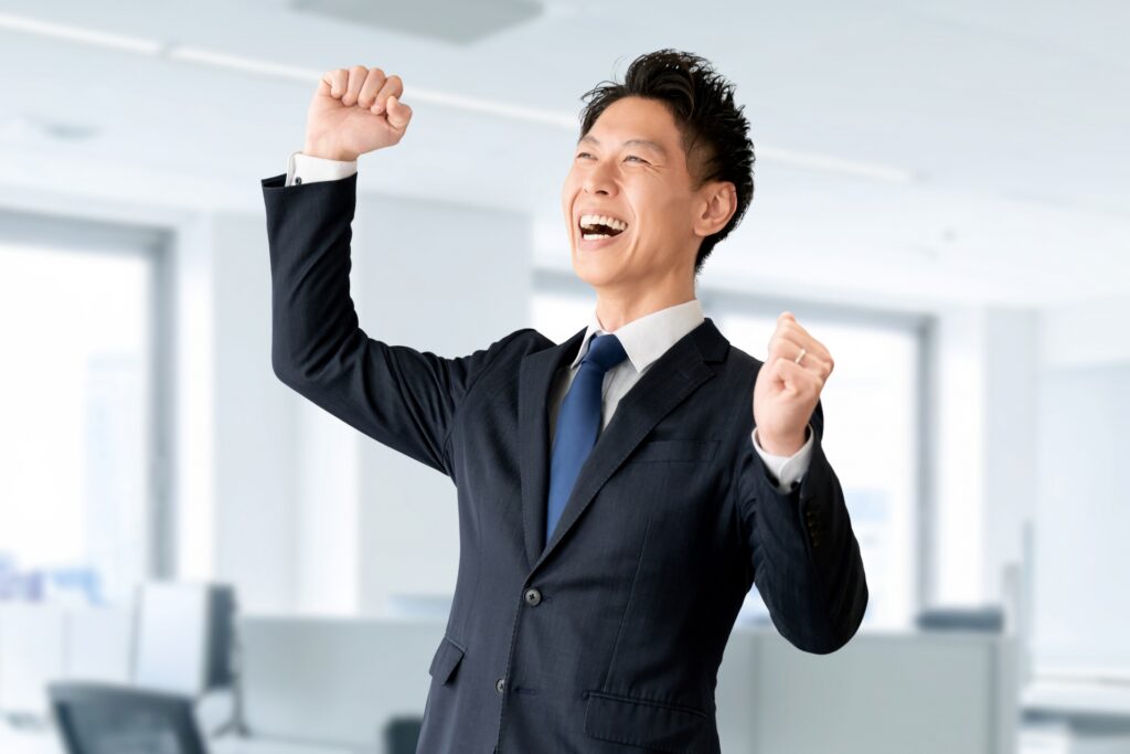 ガッツポーズをする男性