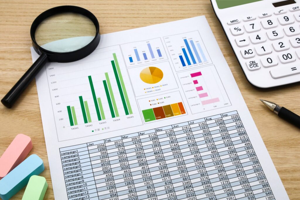 データ表と電卓と虫眼鏡