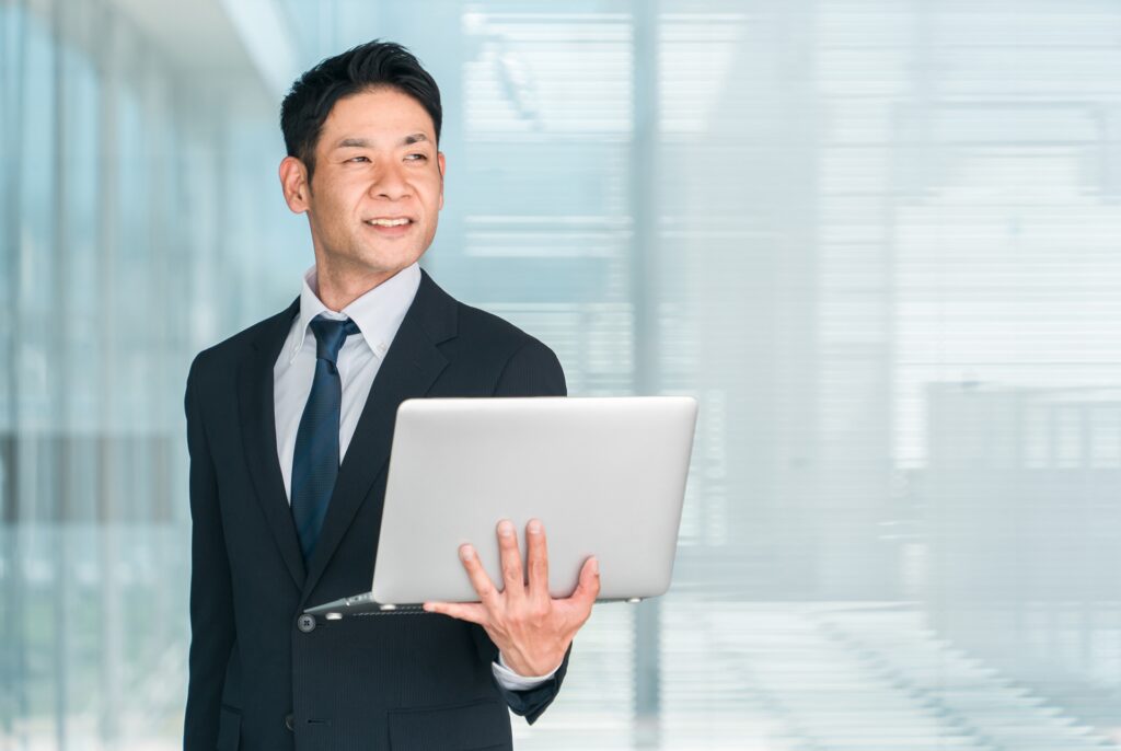パソコンを持つ男性