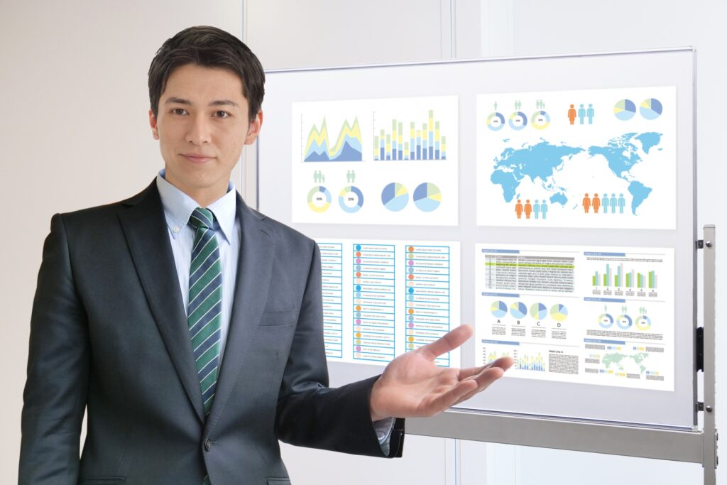 オフィスでプレゼンテーションする日本人男性ビジネスマン