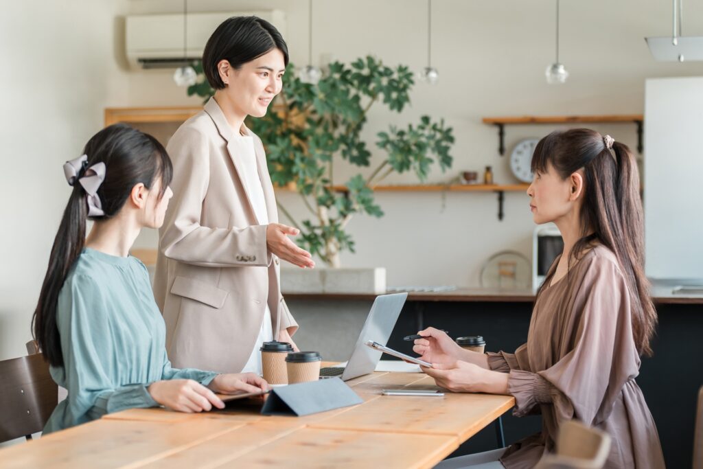 マーケティング・会議するビジネスウーマン