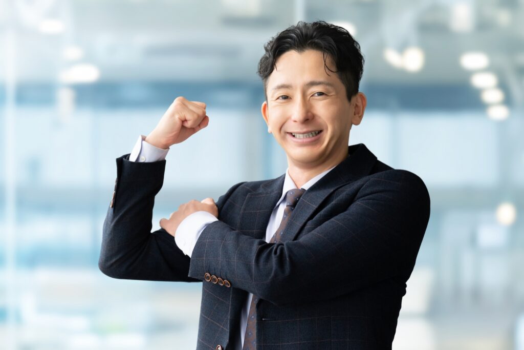 ガッツポーズの男性