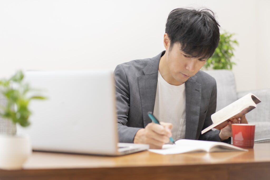 勉強する男性