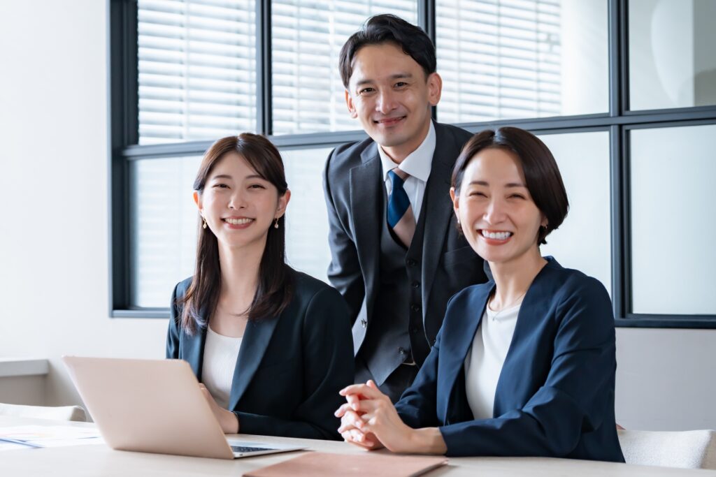 カメラ目線のビジネスマン