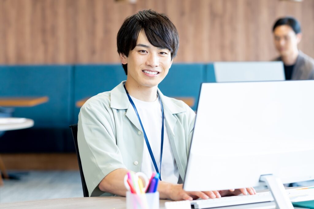 パソコン操作をする男性