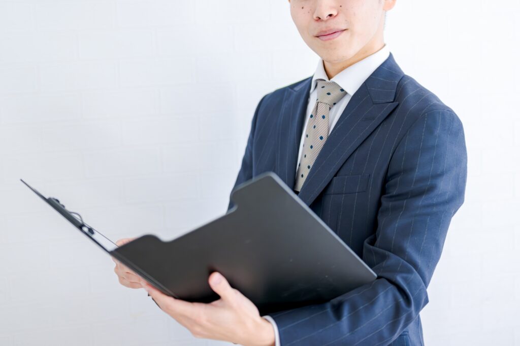 書面を持ったビジネスマン 顔無