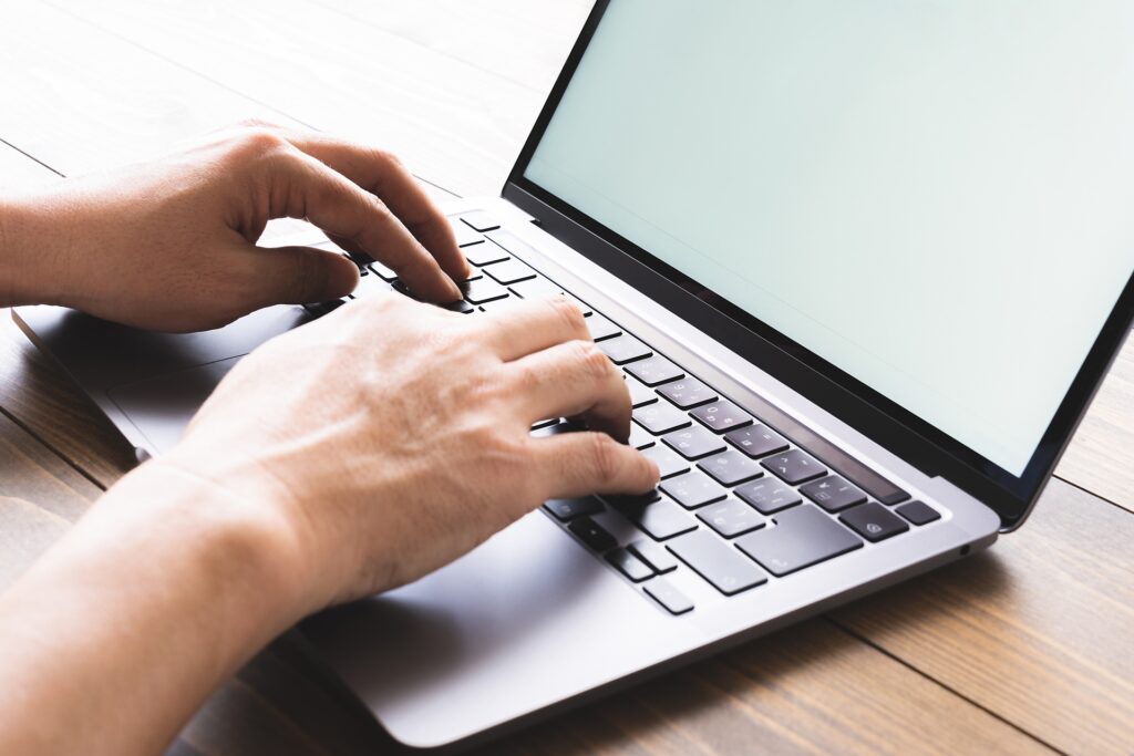 バソコン操作をする手元